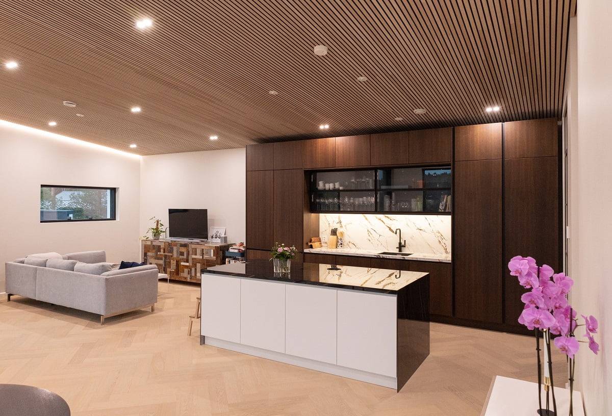 El espacio abierto ha sido bellamente iluminado con una combinación de tiras de LED y focos LED. © LedStore.fi